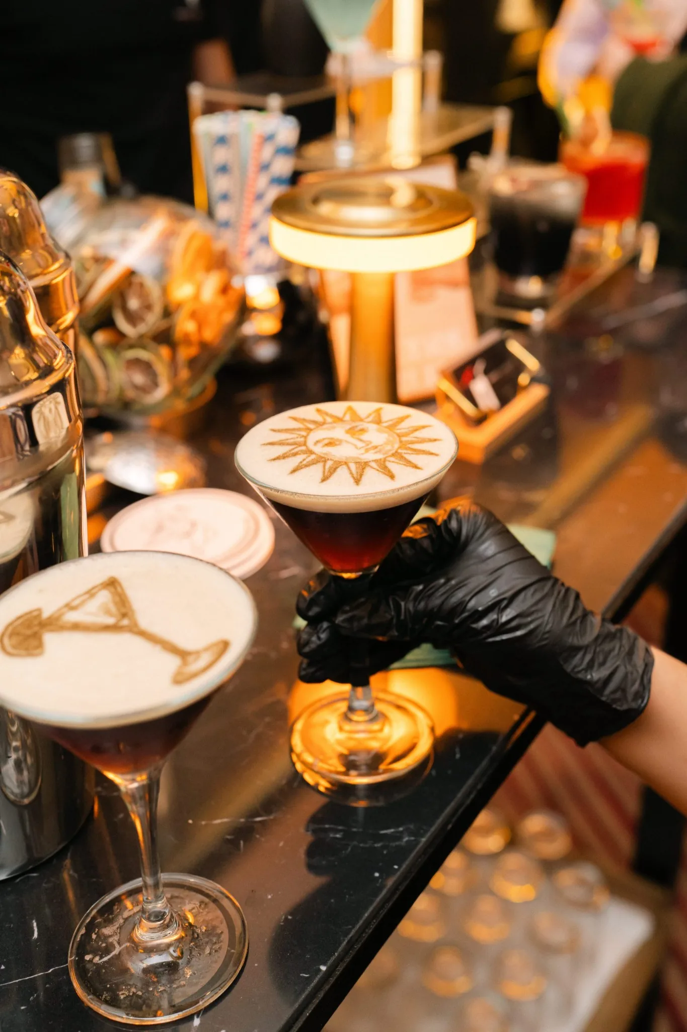 Cóctel con diseño artístico latte art